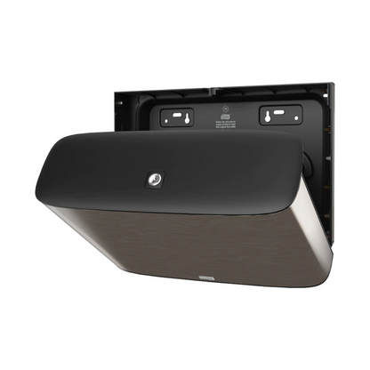 Nous présentons le Tork Xpress® 460006, un distributeur mural de la Image Line T2. Avec son design noir simple, ce distributeur de papier toilette mini-jumbo de TORK – Essity Professional Hygiene Germany GmbH se présente dans un design élégant en acier inoxydable. Le panneau arrière avec les trous de fixation est visible et indique qu'il est prêt pour l'installation.