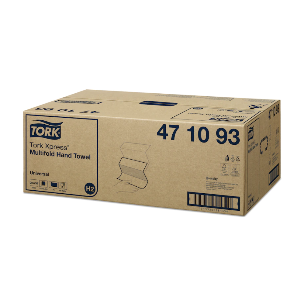 L'image montre un carton contenant des serviettes multifold Tork Xpress® 471093 Universal H2 1 pli de TORK – Essity Professional Hygiene Germany GmbH. Le carton est étiqueté avec des informations sur le produit telles que le numéro d'article et présente des illustrations et des symboles de Universal H2 ainsi qu'un code-barres sur le côté.
