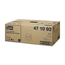 L'image montre un carton contenant des serviettes multifold Tork Xpress® 471093 Universal H2 1 pli de TORK – Essity Professional Hygiene Germany GmbH. Le carton est étiqueté avec des informations sur le produit telles que le numéro d'article et présente des illustrations et des symboles de Universal H2 ainsi qu'un code-barres sur le côté.