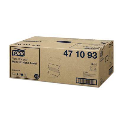 L'image montre un carton contenant des serviettes multifold Tork Xpress® 471093 Universal H2 1 pli de TORK – Essity Professional Hygiene Germany GmbH. Le carton est étiqueté avec des informations sur le produit telles que le numéro d'article et présente des illustrations et des symboles de Universal H2 ainsi qu'un code-barres sur le côté.
