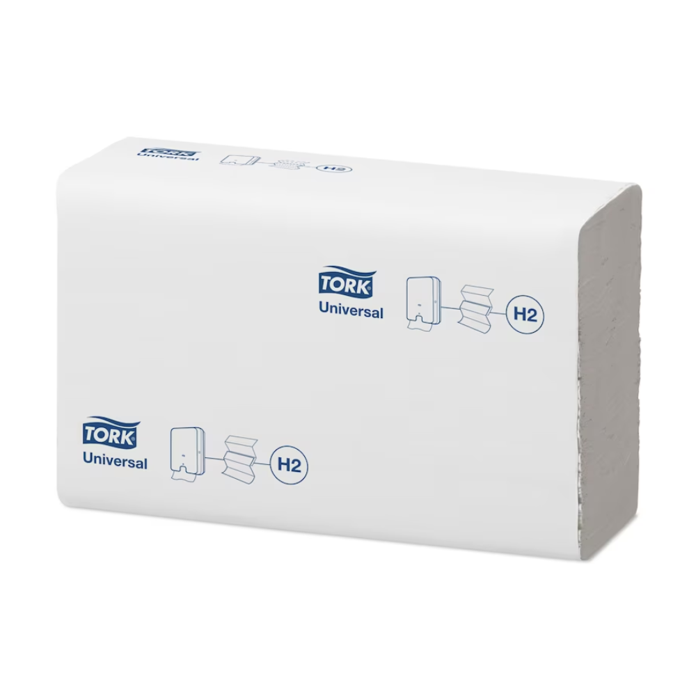 Une pile de serviettes multifold Tork Xpress® 471093 Universal H2 est visible sur un fond blanc simple. L'emballage, qui porte le logo bleu TORK de Essity Professional Hygiene Germany GmbH, montre des symboles indiquant l'utilisation des serviettes multifold. La pile rectangulaire présente un bord ouvert visible, soulignant son design pratique.