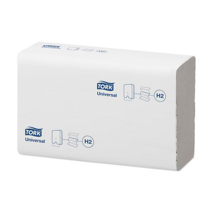 Une pile de serviettes multifold Tork Xpress® 471093 Universal H2 est visible sur un fond blanc simple. L'emballage, qui porte le logo bleu TORK de Essity Professional Hygiene Germany GmbH, montre des symboles indiquant l'utilisation des serviettes multifold. La pile rectangulaire présente un bord ouvert visible, soulignant son design pratique.