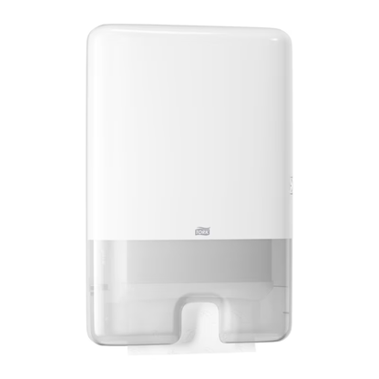 Le distributeur Tork Xpress® 552000 pour serviettes pliées en H2 de TORK - Essity Professional Hygiene Germany GmbH se distingue par un design blanc élégant avec un fond transparent qui rend les serviettes pliées visibles à l'intérieur. Sa fonction de distribution feuille à feuille assure une distribution efficace et hygiénique dans chaque salle de bain moderne.