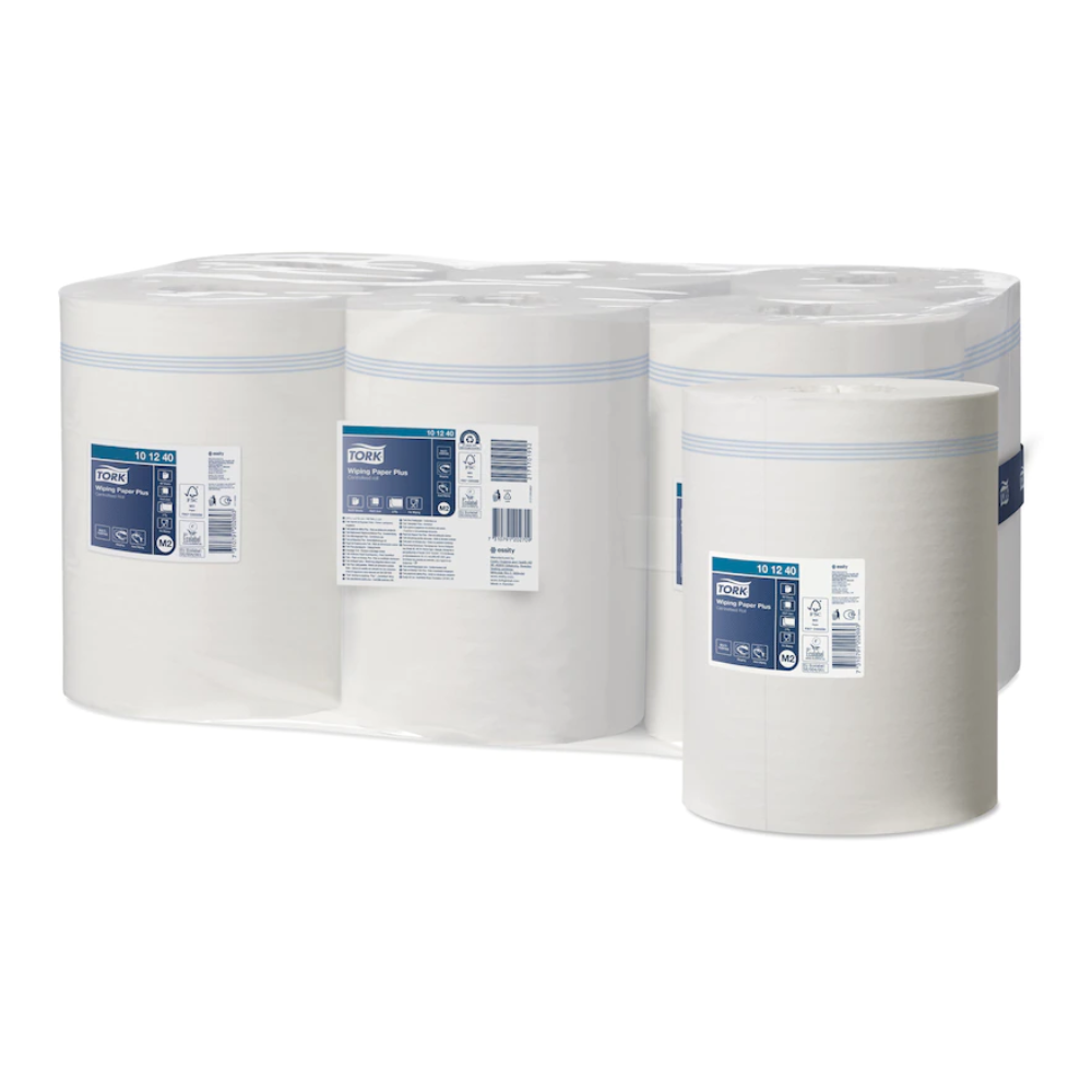 Un paquet de six rouleaux de chiffons en papier multi-usages Tork Xpress® résistants Advanced à 2 couches est exposé, chacun avec une étiquette bleu et blanc contenant des détails sur le produit. Emballés dans un emballage en plastique transparent, ces serviettes en papier de TORK – Essity Professional Hygiene Germany GmbH offrent une technologie avancée à 2 couches pour une absorption supérieure.