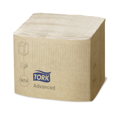 Une pile de serviettes distributrices Tork Xpressnap Fit® N14 1-couche, fabriquées par Essity Professional Hygiene Germany GmbH et composées de fibres 100 % recyclées, est emballée dans une housse en papier brun sur laquelle figure le logo Tork Xpressnap Fit. Les serviettes pliées sont soigneusement disposées et des codes produits ainsi que des symboles sont imprimés sur l'emballage.
