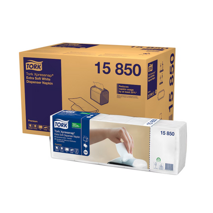 Un paquet de serviettes distributeur Tork Xpressnap® 15850 Extra Soft N4 2 plis est montré, composé d'un grand carton et d'un plus petit paquet de serviettes transparent. L'image met en avant le branding TORK d'Essity Professional Hygiene Germany GmbH et souligne leur capacité à réduire la consommation de serviettes grâce à des détails de produit visibles.