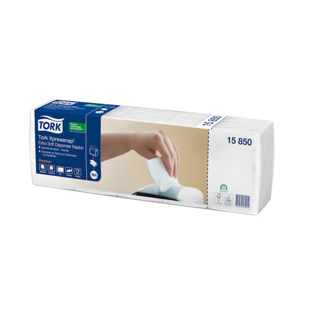Sur l'emballage des serviettes distributeur Tork Xpressnap® 15850 Extra Soft N4 2 plis d'Essity Professional Hygiene Germany GmbH, une main est illustrée en train de tirer une serviette du distributeur. Elle met en avant des caractéristiques telles que la douceur et la durabilité, et montre comment ce système réduit efficacement la consommation de serviettes.