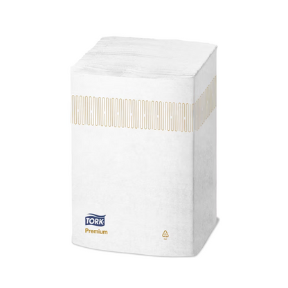 Une pile de serviettes distributeur Premium Extra Soft de la ligne Tork Xpressnap® 15850 de TORK – Essity Professional Hygiene Germany GmbH est emballée dans un emballage plastique avec un motif de rayures beiges et le logo de la marque. Cet emballage met en avant la durabilité avec un symbole de recyclage et est un exemple du design Tork Xpressnap, qui vise à réduire la consommation de serviettes à chaque utilisation.