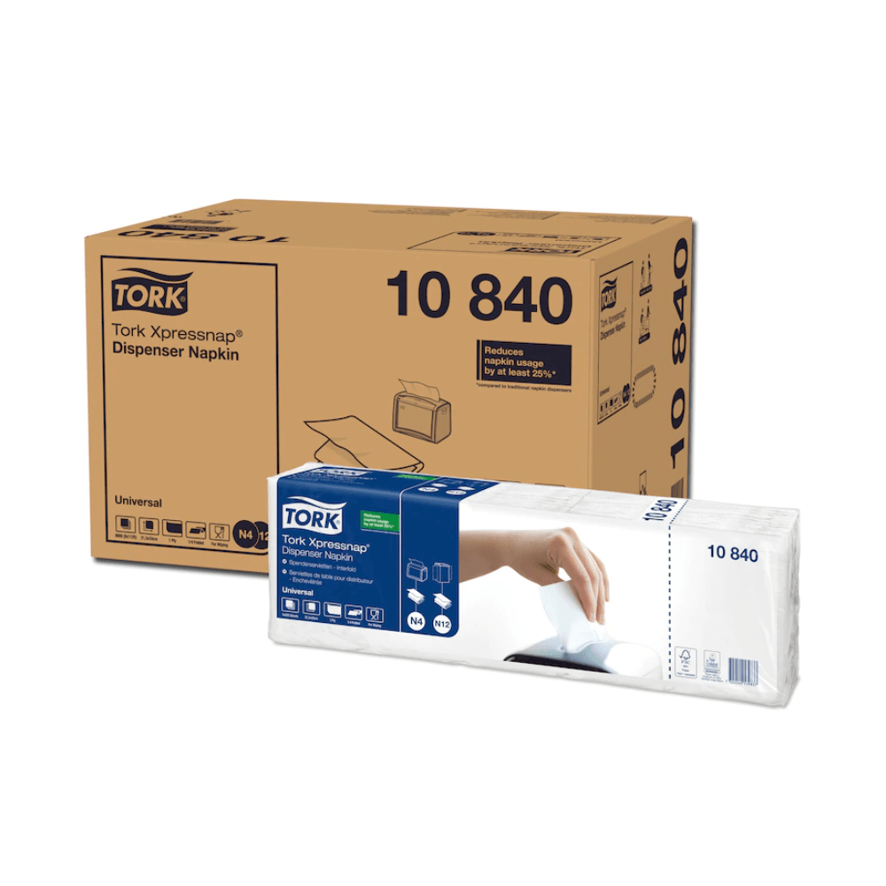Un carton contenant huit paquets de serviettes distributeurs Tork Xpressnap® 10840 blanches Universal N4 1 pli de TORK – Essity Professional Hygiene Germany GmbH montre l'image du produit. Chaque paquet met en avant la distribution d'une seule serviette et montre une main tirant une serviette pour souligner la consommation réduite et les avantages environnementaux.