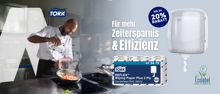 Koch in moderner Profiküche beim Anrichten eines Gerichts in der Pfanne; rechts im Bild Tork-Spender mit herausgezogener Papierrolle und Tork Reflex™ Wiping Paper Plus 2 Ply Produktabbildung; daneben der Text ‚Für mehr Zeitersparnis & Effizienz‘ sowie ein Rabatt-Hinweis ‚Bis zu 20 % Rabatt‘; unten rechts das EU Ecolabel-Logo.