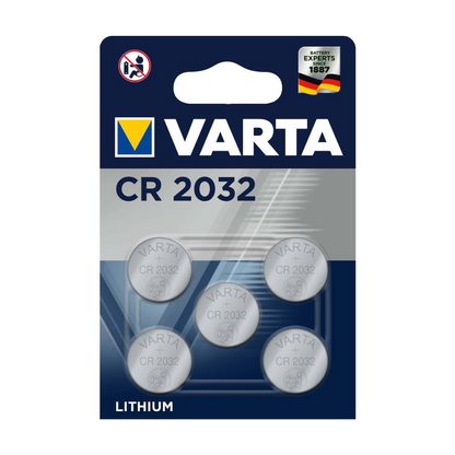 Une carte à blister avec cinq piles bouton au lithium Varta AG CR2032 3V, sur lesquelles la marque et le modèle de la batterie sont clairement visibles. Sur l'emballage, on peut voir un badge « Depuis 1887 » et une fonction de verrouillage pour empêcher l'accès des enfants.