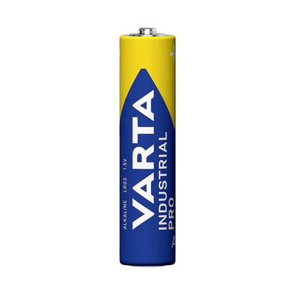 Une pile Varta AG Industrial Pro Micro 4003 LR03 AAA (produit en fin de série, 1,5V) avec un capuchon jaune et un boîtier bleu est debout. Conçu pour une utilisation professionnelle, le paquet contient 10 pièces et affiche le nom de la marque Varta en lettres blanches.
