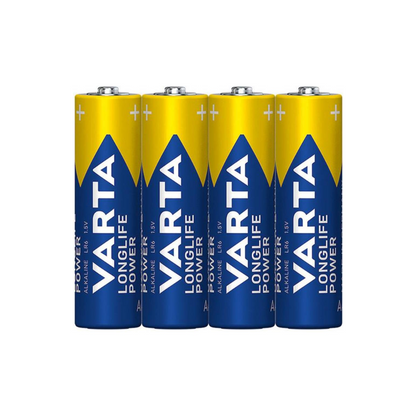 Quatre piles Varta Longlife Power 4906 AA (LR6, 4 pièces en film) se tiennent debout côte à côte. Les étiquettes bleues et jaunes de la marque Varta AG montrent leur adéquation pour les appareils à forte consommation d'énergie.