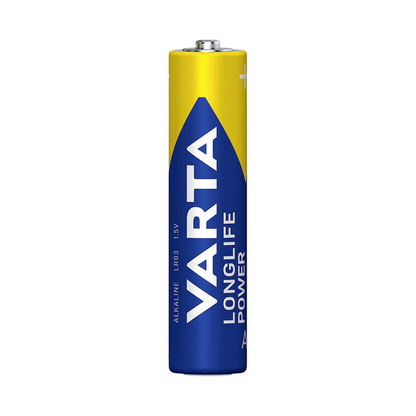 Une seule pile Varta Longlife Power Micro AAA. La pile est principalement bleue avec un grand triangle bleu et des accents jaunes ainsi que le logo de la marque et les détails du type de la Varta AG.
