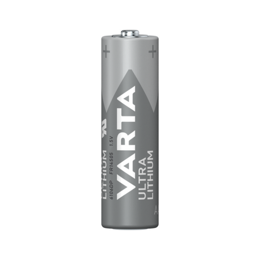 Eine einzelne Varta Ultra Lithium AA Batterie | Packung (4 Stück) steht aufrecht. Die Batterie mit ihrer metallisch-silbernen Farbe und dem weißen Text, der ihren Typ und ihre Spezifikationen anzeigt, ist für den Sport- und Outdoor-Einsatz unter extremen Bedingungen konzipiert. Die Plus- und Minuszeichen sind jeweils am oberen und unteren Ende sichtbar.