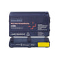 Une mini trousse de secours COMBI Auto de Holthaus Medical GmbH & Co. KG est en bleu et présente des contenus étiquetés en plusieurs langues. Ce kit de premiers secours contient un gilet de signalisation et un triangle de signalisation, le gilet jaune étant clairement visible en bas.