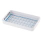 Le plateau à gobelets melipul 40x1-43 de Helmut Schwarz GmbH est un plateau rectangulaire blanc avec une grille de petites cavités rondes recouvertes d'un couvercle en plastique transparent. Il est idéal pour l'organisation des médicaments et dispose d'un stylo noir sur le bord, ce qui le rend parfait pour trier les lentilles ou d'autres petits objets dans les établissements médicaux.