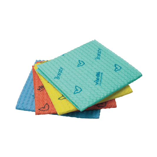 Un lot de quatre chiffons à usage unique Vileda Breazy de la société Vileda GmbH, disponibles en bleu, jaune, rouge et vert. Chaque chiffon présente une surface texturée ornée de motifs en forme de cœur et d'inscriptions, qui garantissent une efficacité de nettoyage exceptionnelle.