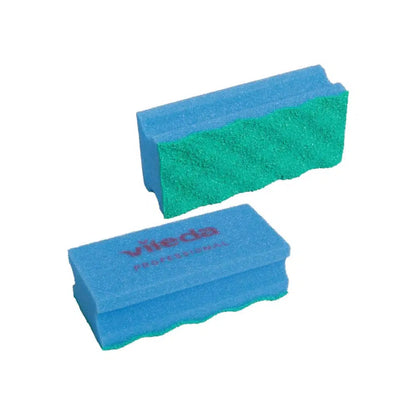 Deux éponges de nettoyage Vileda PUR Active SchwammProfi rectangulaires sont illustrées, avec un corps bleu et une surface de récurage ondulée verte en polyuréthane. L'éponge du dessus porte sur un côté le mot « Vileda » en rouge. Ces éponges de la société Vileda GmbH sont élégamment disposées sur un fond blanc immaculé.