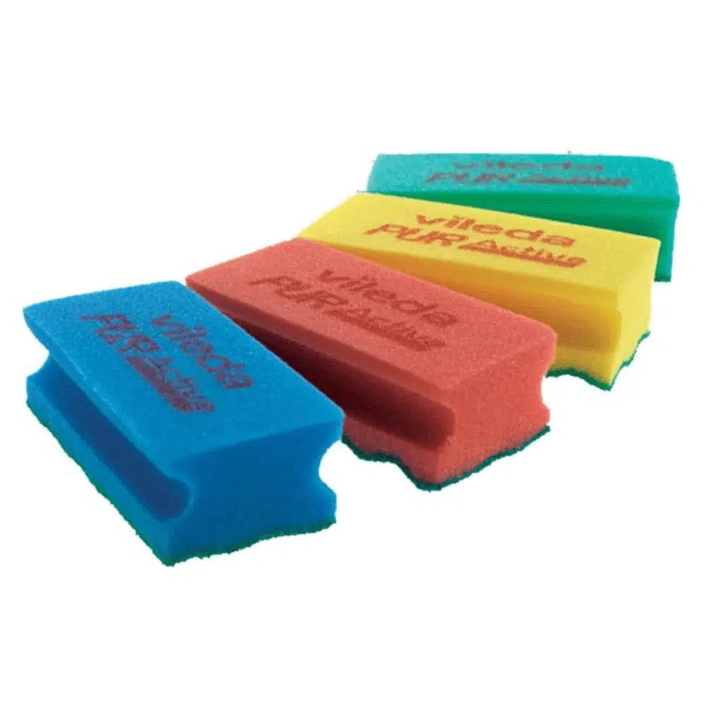 Quatre éponges de nettoyage Vileda PUR Active SchwammProfi rectangulaires en bleu, rouge, jaune et vert sont disposées en diagonale. Chaque éponge dispose d'un côté avec un récurant en polyuréthane résistant portant l'inscription « Vileda PURActive ».
