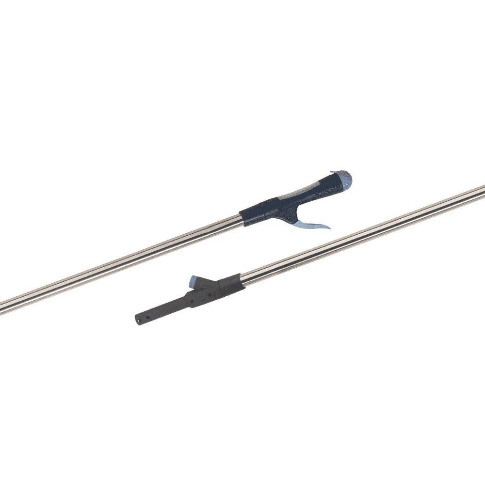 Le kit de système de nettoyage de sol Vileda SprayPro en acier inoxydable de Vileda GmbH est composé de deux barres métalliques avec des poignées ergonomiques - l'une est équipée d'un clip bleu et l'autre d'un bouton noir. Ce système de nettoyage extensible est parfait pour les professionnels du nettoyage à la recherche de solutions efficaces.