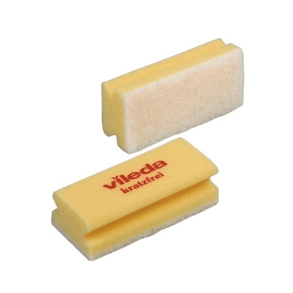 Deux éponges rectangulaires jaunes du set de 10 éponges Vileda Professional sans rayures de Vileda GmbH disposent de surfaces blanches sans rayures. Sur une éponge, le logo rouge de Vileda est placé de manière proéminente sur le dessus, garantissant un nettoyage sans rayures conforme aux directives HACCP pour une propreté professionnelle.