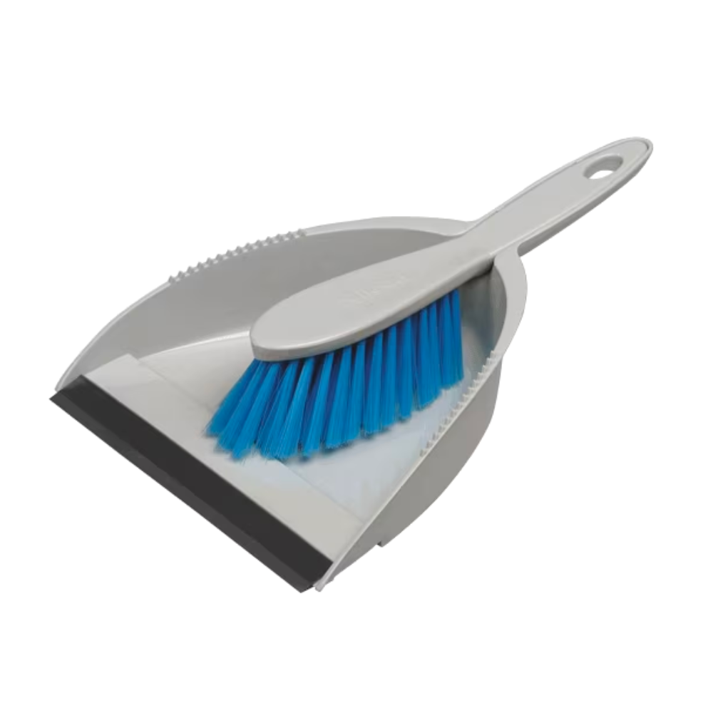 La pelle à main professionnelle Vileda de Vileda GmbH dispose d'une pelle grise avec des poils en PET bleus et une lèvre en caoutchouc pour un ramassage efficace de la saleté, une brosse reposant sur la pelle et une poignée avec un trou pour un accrochage facile.