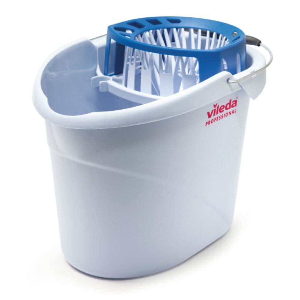 Nous présentons le seau Vileda Professional Supermop 10 l avec essoreur, un seau en plastique blanc avec l'inscription « Vileda GmbH » sur le côté. Il est parfait pour le nettoyage hygiénique et le balayage de petites surfaces. Ce seau dispose d'un essoreur bleu sur le dessus et d'une poignée en métal pour un transport facile, ce qui le rend entièrement compatible avec le Vileda Professional Supermop.