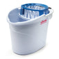 Nous présentons le seau Vileda Professional Supermop 10 l avec essoreur, un seau en plastique blanc avec l'inscription « Vileda GmbH » sur le côté. Il est parfait pour le nettoyage hygiénique et le balayage de petites surfaces. Ce seau dispose d'un essoreur bleu sur le dessus et d'une poignée en métal pour un transport facile, ce qui le rend entièrement compatible avec le Vileda Professional Supermop.