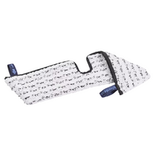 Der Vileda Professional Swep Duo HygienePlus Mop von Vileda GmbH ist ein weiß-schwarz strukturiertes Reinigungspad in rechteckiger Form mit einer Kerbe und zwei blauen Aufreißlaschen, das für optimale Leistung und effektive Reinigungsergebnisse bei jeder Anwendung sorgt.