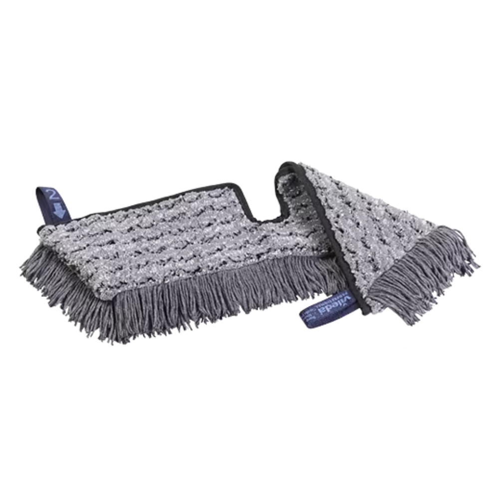 Un Vileda Professional Swep Duo r-MicroCombi Mop d'une taille de 50 cm, fabriqué par Vileda GmbH, dispose d'une tête de vadrouille en microfibre grise avec des bords frangés sur fond blanc. La tête de vadrouille est dotée de deux marquages bleus et d'une surface texturée qui indique sa performance de nettoyage.