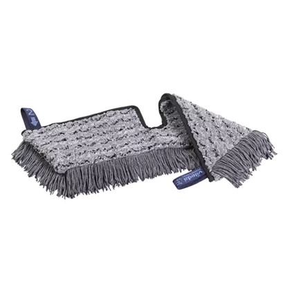 Un Vileda Professional Swep Duo r-MicroCombi Mop d'une taille de 50 cm, fabriqué par Vileda GmbH, dispose d'une tête de vadrouille en microfibre grise avec des bords frangés sur fond blanc. La tête de vadrouille est dotée de deux marquages bleus et d'une surface texturée qui indique sa performance de nettoyage.