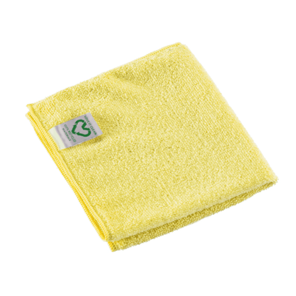 Un chiffon en microfibre Vileda Professional r-MicroTuff Swift jaune en matériaux recyclés et avec une petite étiquette portant un logo vert et du texte est livré plié.