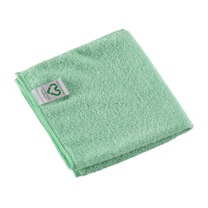 Un chiffon en microfibre Vileda Professional r-MicroTuff Swift vert clair plié de Vileda GmbH a une petite étiquette avec un symbole de recyclage sur le bord. Le chiffon texturé est posé à plat sur un fond blanc, soulignant ainsi sa nature respectueuse de l'environnement.