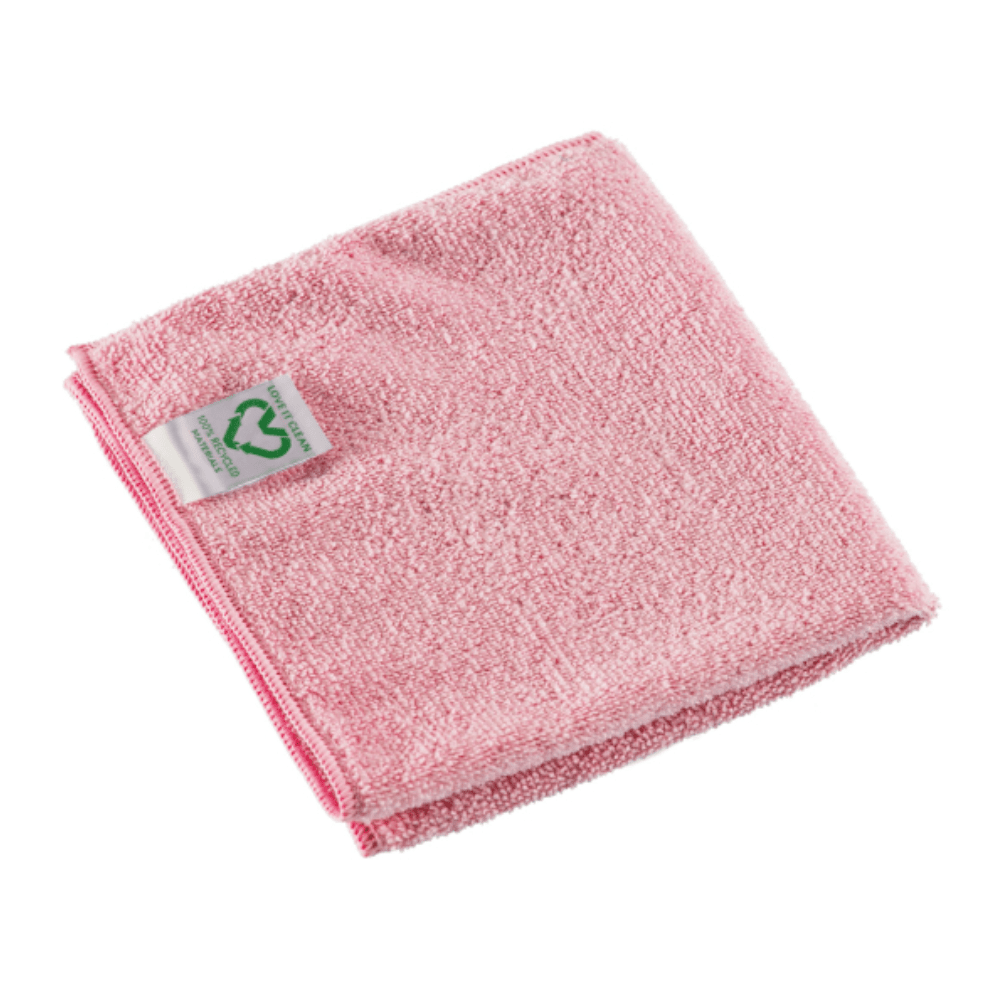 Un chiffon en microfibre Vileda Professional r-MicroTuff Swift rose plié en matériau recyclé avec une surface texturée. Dans un coin, sur un fond blanc simple, une petite étiquette blanche avec un symbole de recyclage vert est visible.