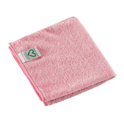 Un chiffon en microfibre Vileda Professional r-MicroTuff Swift rose plié en matériau recyclé avec une surface texturée. Dans un coin, sur un fond blanc simple, une petite étiquette blanche avec un symbole de recyclage vert est visible.