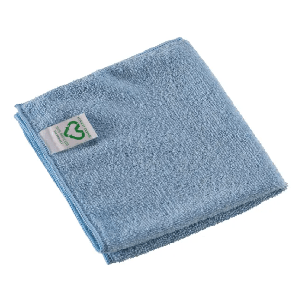 Un chiffon en microfibre Vileda Professional r-MicroTuff Swift bleu plié de Vileda GmbH est muni d'une petite étiquette blanche avec un symbole de recyclage vert. Ce chiffon est conforme aux normes HACCP et possède une surface texturée pour une utilisation optimale. Disponible en paquet de 5 chiffons.