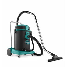 L'aspirateur eau et poussière Arcora WD 50 PD de Arcora International GmbH séduit par sa conduite de tuyau flexible, sa poignée en métal ainsi que sa large buse de sol sur roulettes - idéal pour un nettoyage efficace de diverses surfaces.