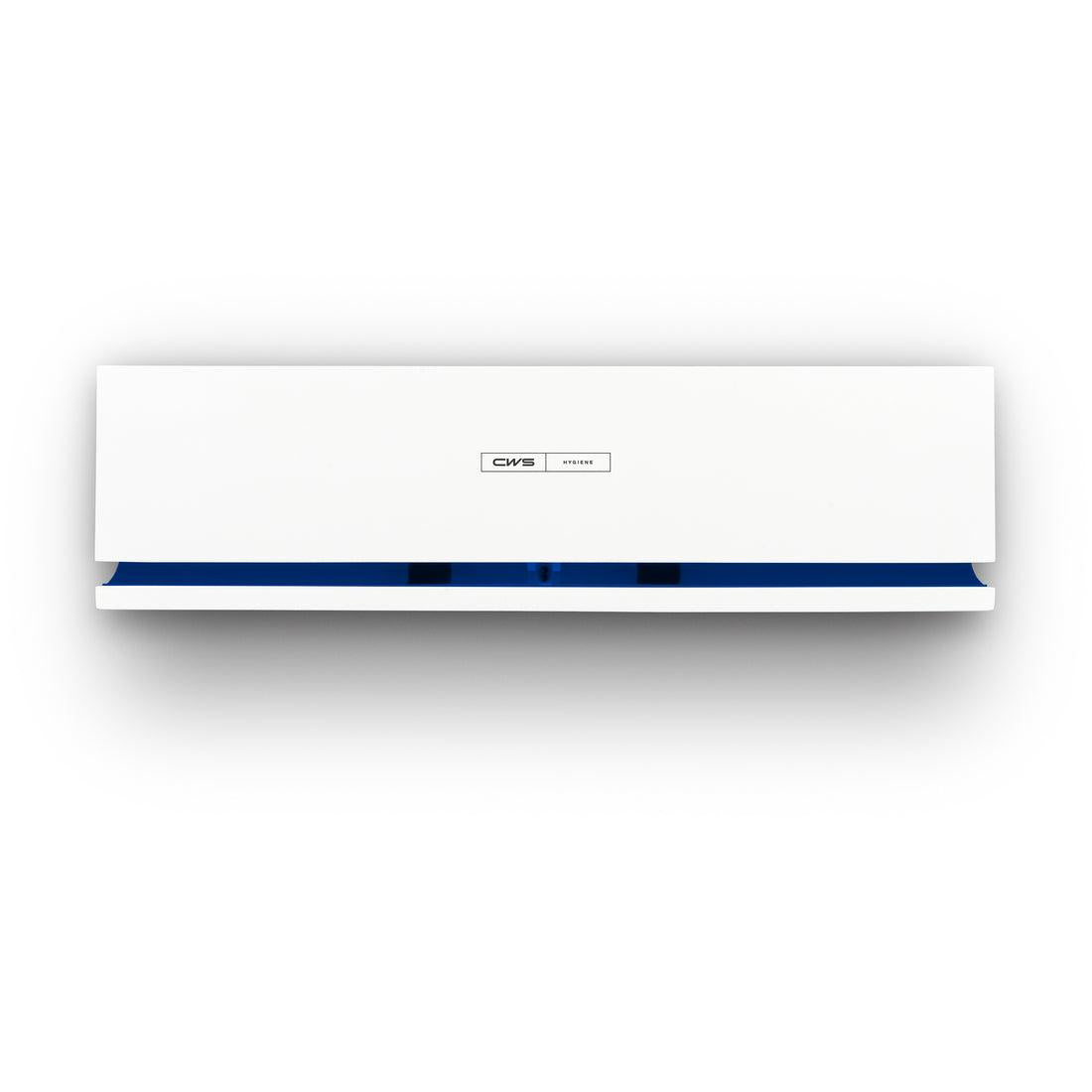 Un diffuseur de parfum Air Bar CWS rectangulaire blanc avec un accent bleu et un panneau avant CWS est monté sur un mur blanc et se présente dans un design moderne.