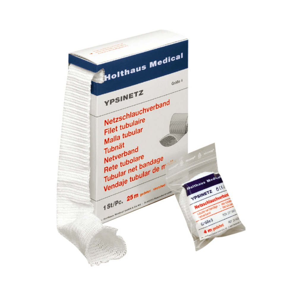 Derrière le bandage partiellement déroulé, on peut voir une boîte contenant un paquet de bandage tubulaire en filet Holthaus Ypsinetz de grade 4 de la société Holthaus Medical GmbH & Co. KG. Sur la boîte, des textes en différentes langues sont imprimés, devant lesquels le paquet est positionné.