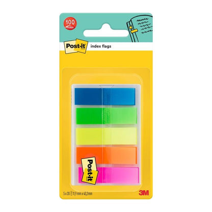 Un paquet scellé de Post-it® Index Signets, Mini (11,9 mm x 43,2 mm) de 3M Deutschland GmbH contient 100 bandes colorées en cinq piles, dans les couleurs bleu, vert, jaune, orange et rose. L'emballage est jaune avec des informations sur le produit.