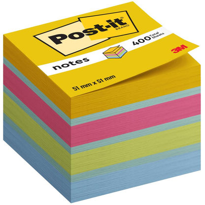 Une pile de Mini Cubes de Notes Post-it® en jaune, rose, vert et bleu (51 mm x 51 mm, 400 feuilles/bloc, 100% PEFC) de 3M Deutschland GmbH; sur l'emballage figurent "Post-it Brand", "notes" et le logo rouge 3M.