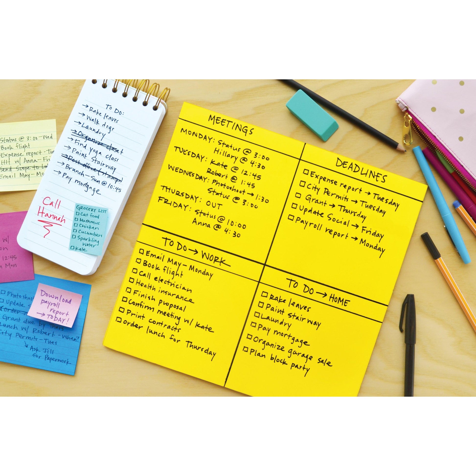 Ein Post-it® Super Sticky Big Note (279x279 mm, gelb, 30 Blatt, 100% PEFC) von 3M Deutschland liegt auf Holz; unterteilt in "Meetings", "Deadlines", "To Do ➔ Work" und "To Do ➔ Home", umgeben von Schreibwaren und einer Reißverschlusstasche.