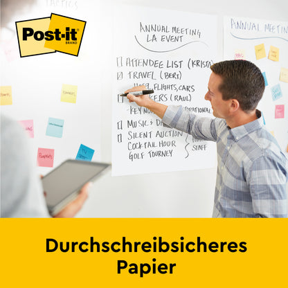 Während einer Besprechung schreibt eine Person auf einem Whiteboard, während eine andere ein Tablet benutzt. An der Wand hängt ein Post-it® Super Sticky selbsthaftendes Meeting Chart/Flipchart von 3M Deutschland GmbH mit bunten Haftnotizen und durchschreibsicherem Papier.