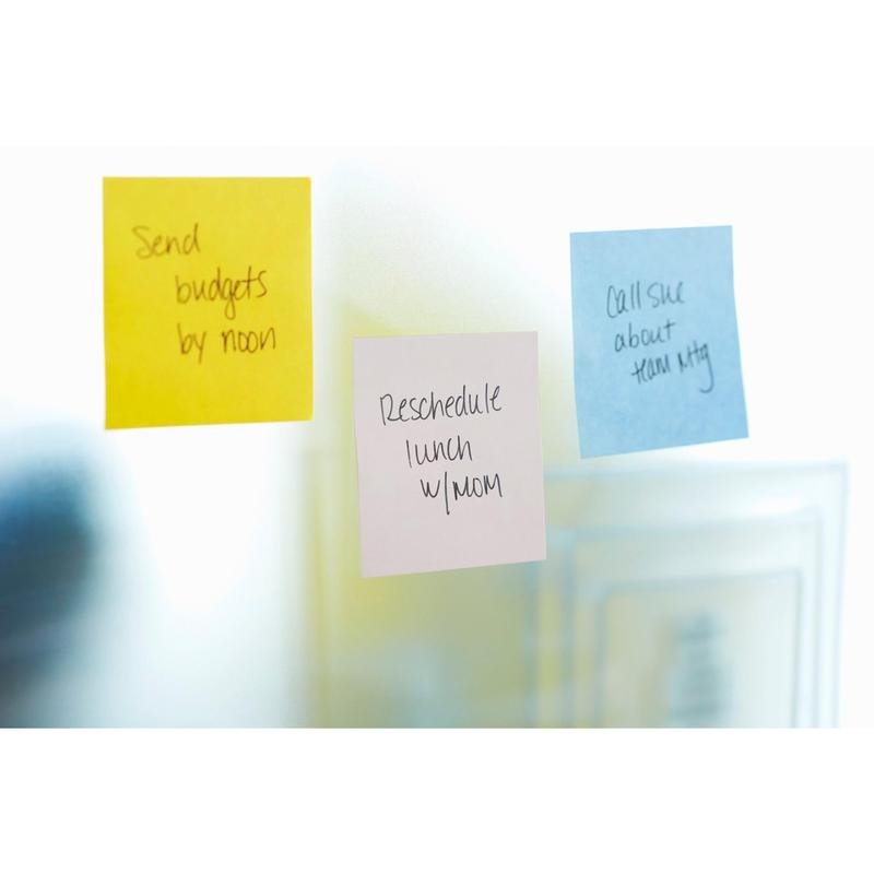 Trois cubes de Post-it® Super Sticky Notes de 3M Deutschland GmbH, jaune, 76 mm x 76 mm, sont sur une surface vitrée - jaune : "Envoyer les budgets avant midi", violet : "Reporter le déjeuner avec maman", bleu : "Appeler Sue pour la réunion d'équipe".