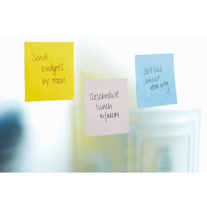 Trois cubes de Post-it® Super Sticky Notes de 3M Deutschland GmbH, jaune, 76 mm x 76 mm, sont sur une surface vitrée - jaune : "Envoyer les budgets avant midi", violet : "Reporter le déjeuner avec maman", bleu : "Appeler Sue pour la réunion d'équipe".