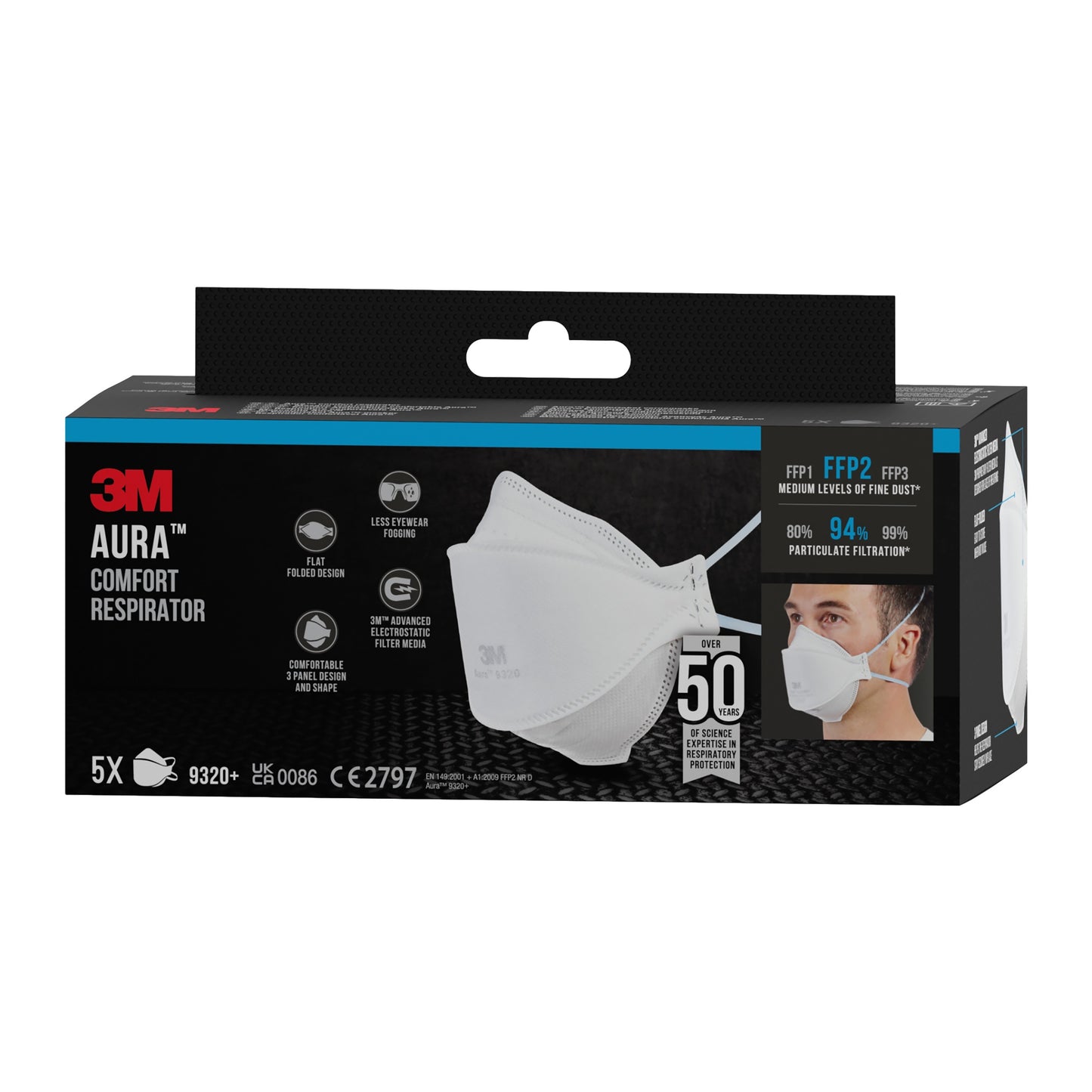 Une boîte noire du masque de confort à particules 3M™ Aura™ 9320+, FFP2, sans valve (paquet de 5) de 3M Deutschland GmbH, qui montre un masque blanc plié et un porteur, met en avant une filtration de particules à 94% et contient 5 masques.
