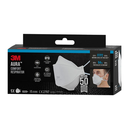 Une boîte noire du masque de confort à particules 3M™ Aura™ 9320+, FFP2, sans valve (paquet de 5) de 3M Deutschland GmbH, qui montre un masque blanc plié et un porteur, met en avant une filtration de particules à 94% et contient 5 masques.