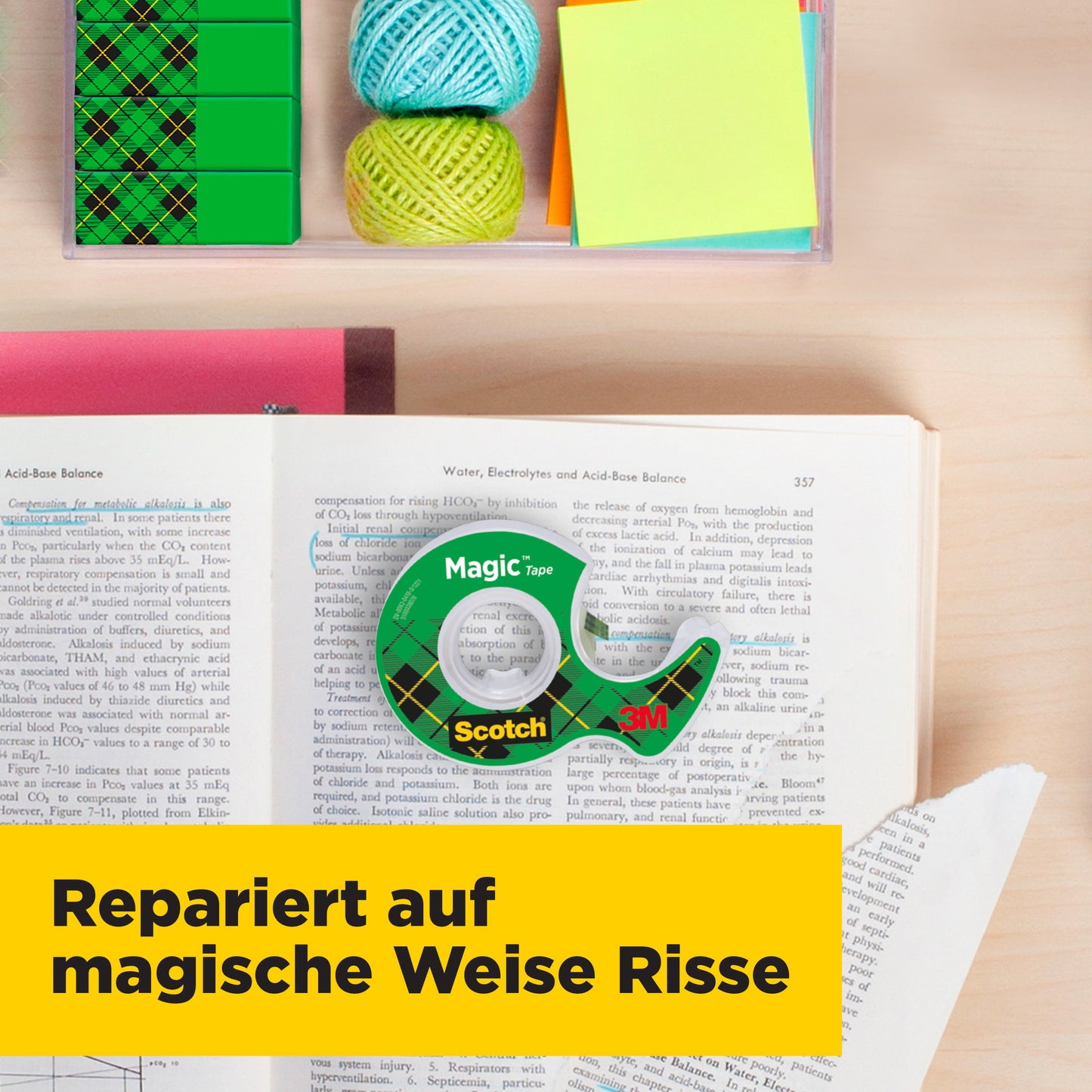 Un livre ouvert avec un rouleau de ruban adhésif invisible Scotch® Magic™ (3 rouleaux, 19 mm x 25 m + 1 dévidoir manuel GRATUIT) de 3M Deutschland GmbH, entouré de fournitures de bureau. Bannière jaune : "Répare magiquement les déchirures".