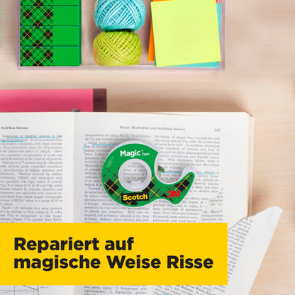 Un livre ouvert avec un rouleau de ruban adhésif invisible Scotch® Magic™ (3 rouleaux, 19 mm x 25 m + 1 dévidoir manuel GRATUIT) de 3M Deutschland GmbH, entouré de fournitures de bureau. Bannière jaune : "Répare magiquement les déchirures".